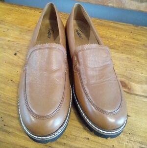 Trotters Fayth Size 9.5N Brown Leather Slip-on Loafers